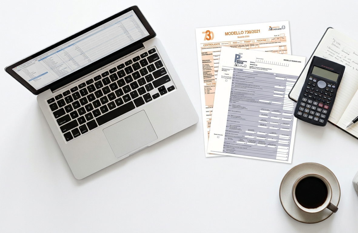 Scrivania organizzata con laptop, calcolatrice e documenti fiscali italiani vista dall’alto